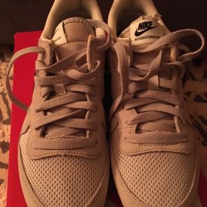 Nike internationalist